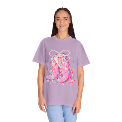 Stylish Unisex Graphic Tee Featuring Pink Cowgirl Boots, Perfect for Country Lovers, Festivals, Birthdays, Gifts, Western Theme